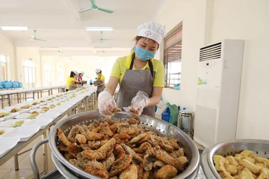 Vào khu bếp quân đội chuẩn bị đồ ăn cho người cách ly vì Covid-19