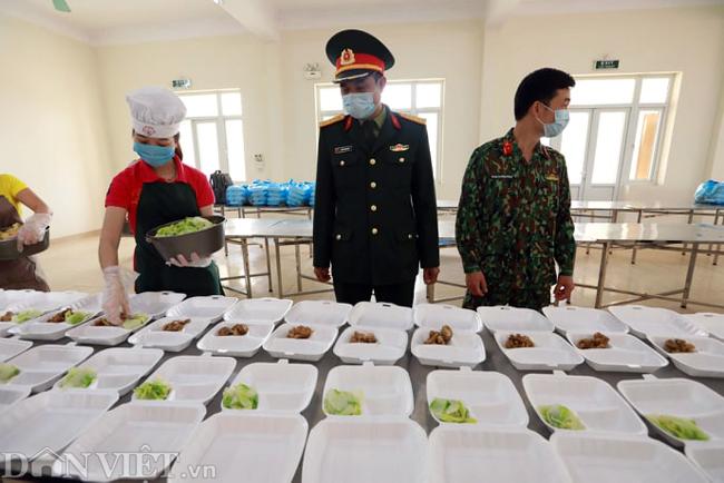 Vào khu bếp quân đội chuẩn bị đồ ăn cho người cách ly vì Covid-19-8