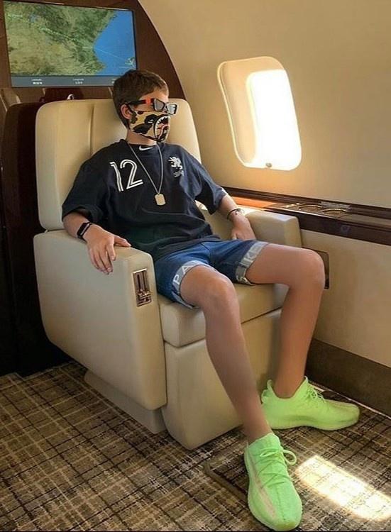 Rich kid Kazakhstan đeo khẩu trang Louis Vuitton phòng dịch Covid-19-3