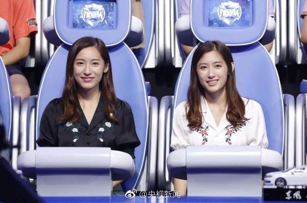 Cặp song sinh cùng tốt nghiệp Harvard, trở thành MC truyền hình-2