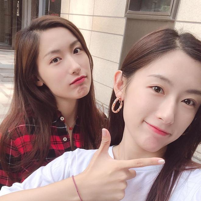 Cặp song sinh cùng tốt nghiệp Harvard, trở thành MC truyền hình-4