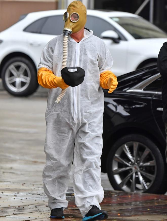 Sao quốc tế mặc đồ bảo hộ, che kín mít khi ra đường-2