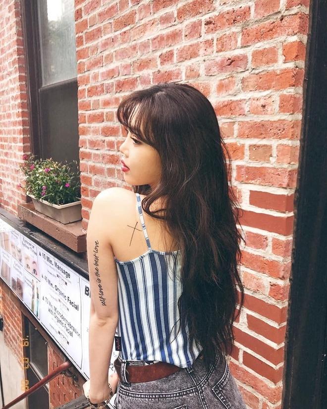 Nữ ca sĩ Hàn Quốc bị fan phát hiện xăm nhiều hình trên cơ thể-1