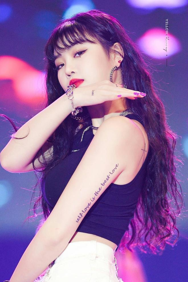 Nữ ca sĩ Hàn Quốc bị fan phát hiện xăm nhiều hình trên cơ thể-3