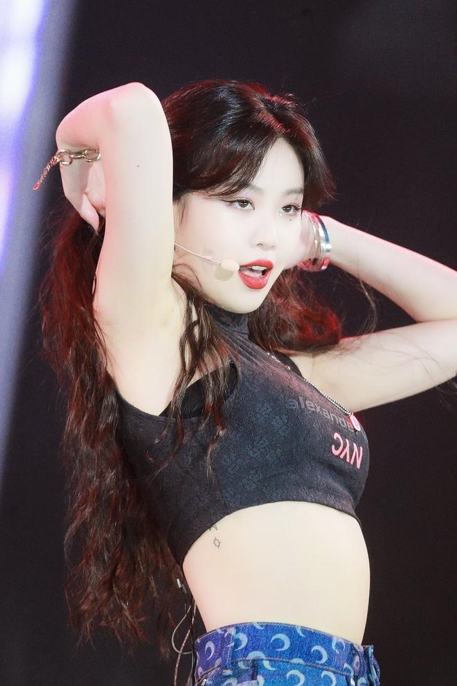 Nữ ca sĩ Hàn Quốc bị fan phát hiện xăm nhiều hình trên cơ thể-4