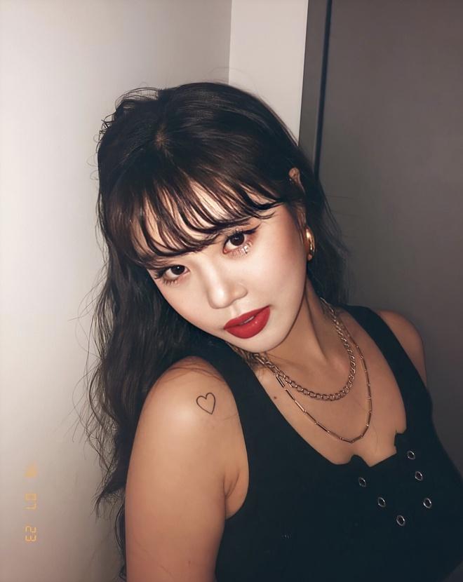Nữ ca sĩ Hàn Quốc bị fan phát hiện xăm nhiều hình trên cơ thể-6