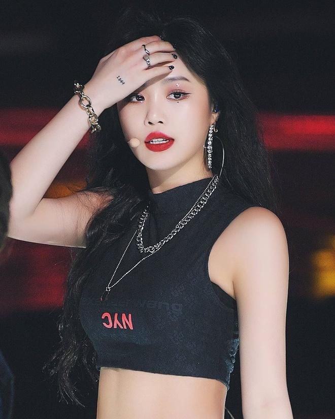 Nữ ca sĩ Hàn Quốc bị fan phát hiện xăm nhiều hình trên cơ thể-7
