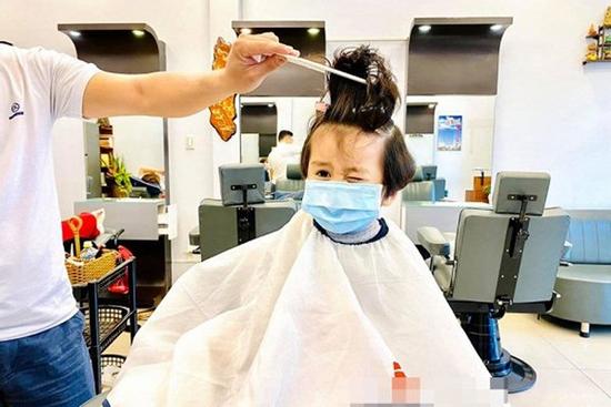 Ngọc Lan 'giận rung tim' khi đưa con đi cắt tóc nhưng gặp người Hàn không đeo khẩu trang