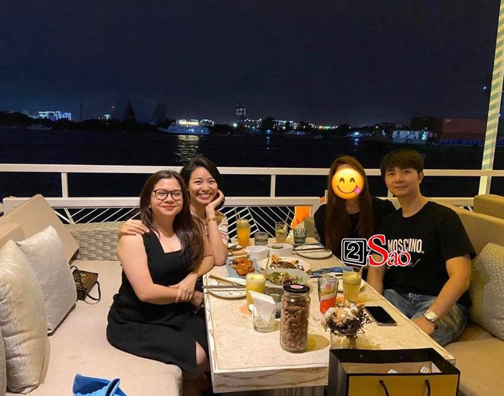 Chồng sắp cưới của Á hậu Thúy Vân lộ diện sắc nét, U40 nhưng gu ăn mặc cực kỳ sành điệu-5