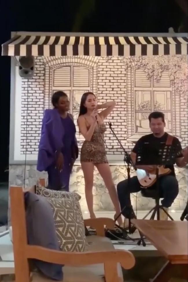 Hương Giang nóng bỏng làm lu mờ Hoa hậu Chuyển giới Quốc tế 2019 khi cùng song ca-5