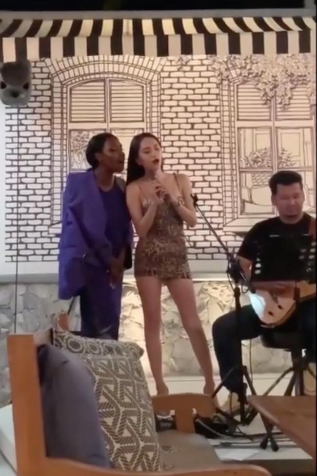 Hương Giang nóng bỏng làm lu mờ Hoa hậu Chuyển giới Quốc tế 2019 khi cùng song ca-7