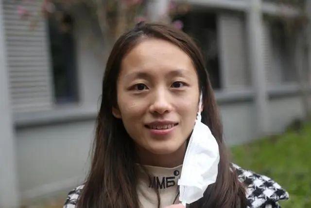 Y tá hôn bạn trai qua kính cách ly được cầu hôn trong ngày rời viện-3