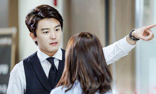 Vừa thay váy cô dâu, tôi chết lặng khi chồng bắt quỳ xuống xin lỗi mẹ-1