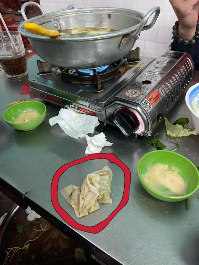 Rùng mình khi đi ăn lẩu ngoài hàng lại gắp phải miếng khăn giấy ướt ngay trong nồi, cô gái lên mạng tố-3