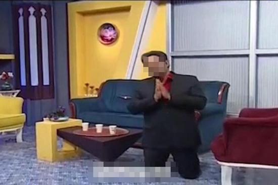 Đang dẫn bản tin về dịch bệnh Covid-19, nam MC bất ngờ quỳ gối cầu xin người dân