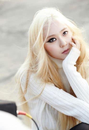 Krystal từng thử nghiệm nhiều màu tóc nổi khác nhau nhưng người hâm mộ nhớ mãi hình ảnh của thành viên F(x) với mái tóc vàng rực.