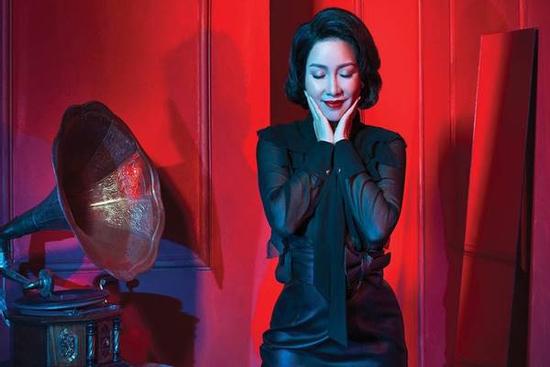 Không phải Sơn Tùng M-TP, nữ ca sĩ Việt đầu tiên được công ty Mỹ mời ký hợp đồng nói ra là bất ngờ!