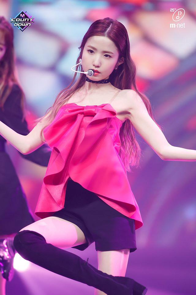 IZ*ONE Hitomi khiến người hâm mộ lo lắng khi xuất hiện với thân hình gầy gò đáng báo động.