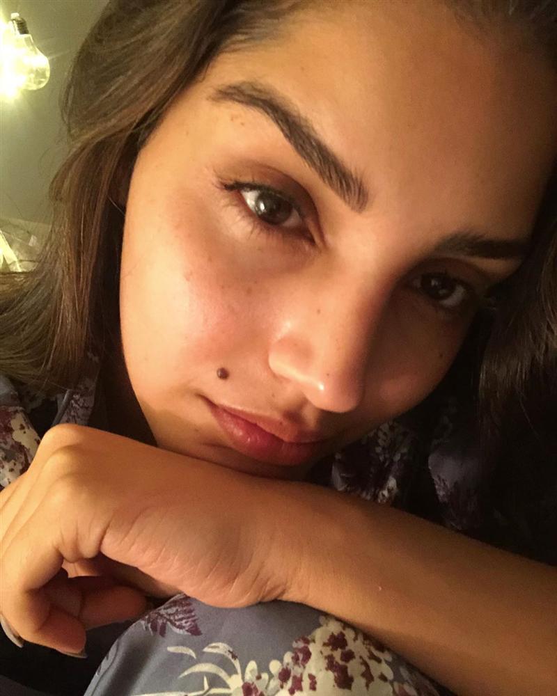 Bản tin Hoa hậu Hoàn vũ 12/3: HHen Niê mặc áo dài trắng, tóc tém hay tóc dài sẽ giúp cô xinh đẹp hơn?-9