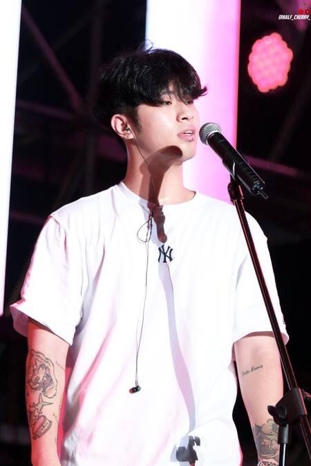 Nam rapper bị fan của BTS ném đá là ai?-1