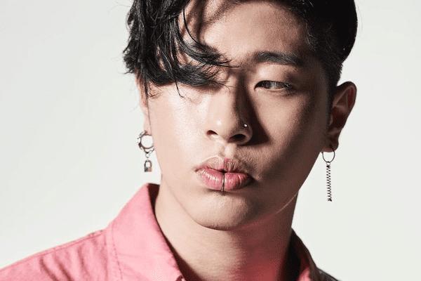 Nam rapper bị fan của BTS ném đá là ai?-3