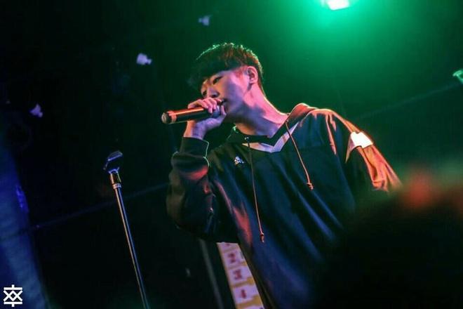 Nam rapper bị fan của BTS ném đá là ai?-4