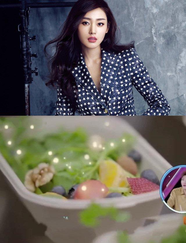 Bữa sáng được Trương Thiên Ái đích thân vào bếp gồm có: salad rau xanh, cà chua bi, mì ống trần qua nước nóng.