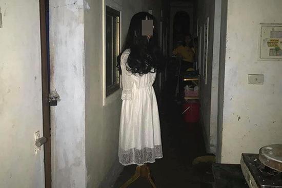 Đi ăn đêm về, thanh niên 'đứng hình' khi thấy vật thể lạ trước cửa phòng trọ