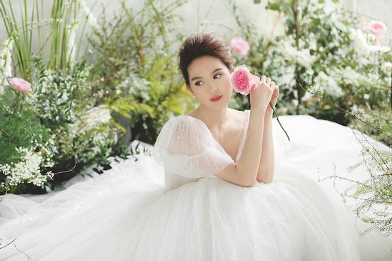 Bên cạnh một Ngọc Trinh thích khoe thân thì có một Ngọc Trinh cô dâu tinh khôi đến dường này đây!