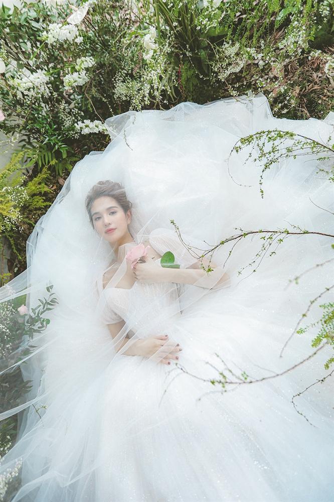 Bên cạnh một Ngọc Trinh thích khoe thân thì có một Ngọc Trinh cô dâu tinh khôi đến dường này đây!-4