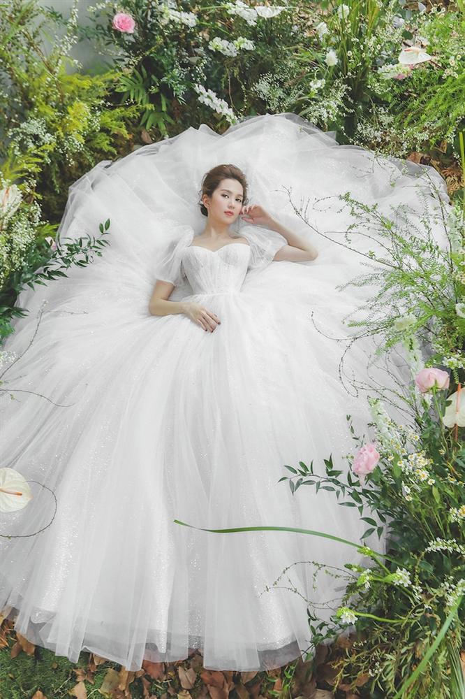 Bên cạnh một Ngọc Trinh thích khoe thân thì có một Ngọc Trinh cô dâu tinh khôi đến dường này đây!-5