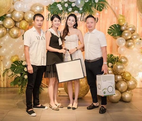 Anh rể đại gia cười tít mắt khi được Á hậu Thanh Tú tặng dây chuyền hàng hiệu-6