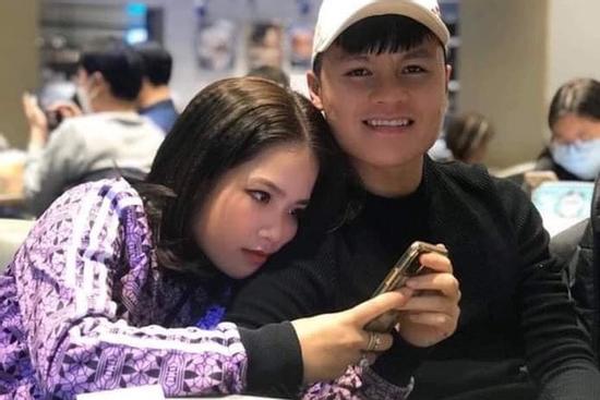 'Tay trong tay' với Nhật Lê, Quang Hải bị nghi giả vờ yêu Huyền My