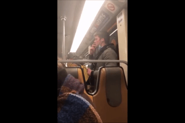 SỐC: Chàng trai nhổ nước bọt vào tay rồi bôi lên tàu điện ngầm khiến dân mạng nổi cáu