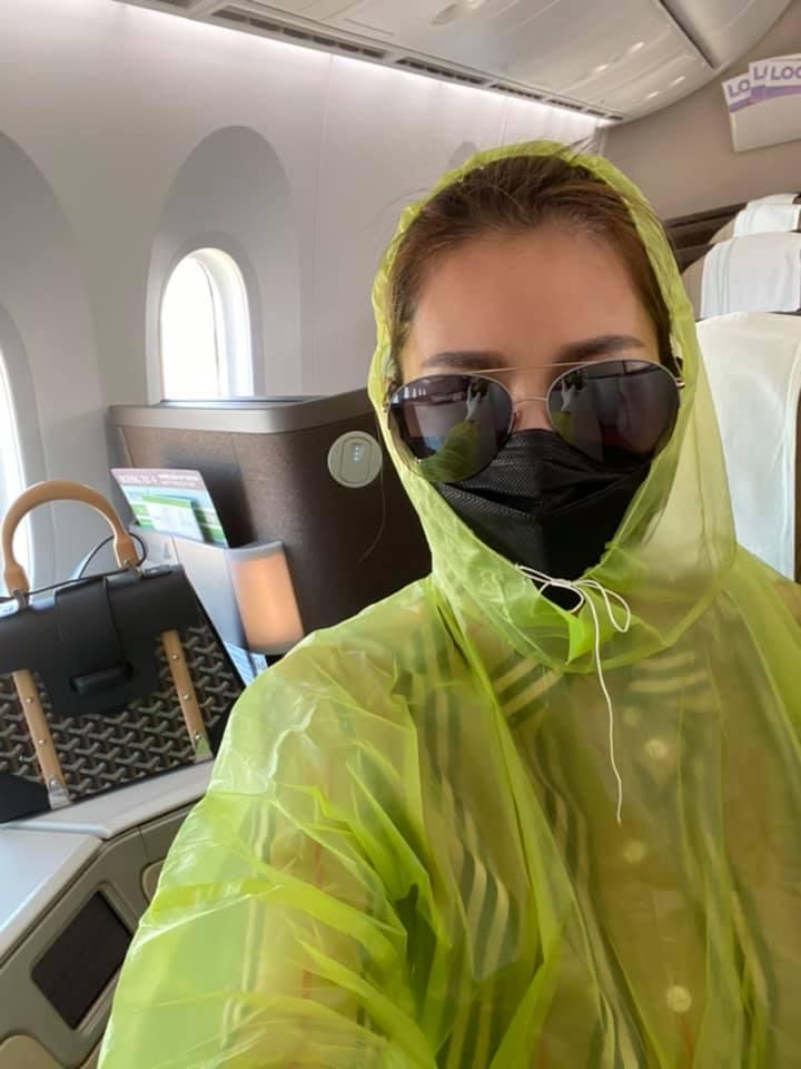 MC Quyền Linh khiến dân mạng tròn mắt với thời trang nilon phòng chống Covid-19-3