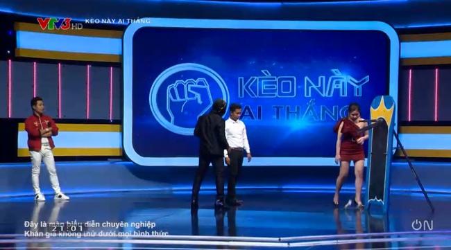 Game show Việt gây bức xúc vì cảnh gợi dục trên sóng truyền hình-2