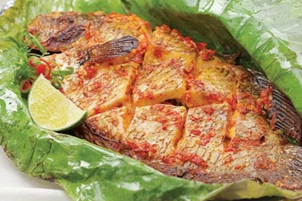 Thưởng thức món cá nướng rơm khác lạ-1
