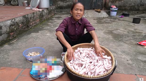 Bà Tân làm 10kg chân gà đãi con trai, người xem tò mò suốt clip Hưng Vlog không ló mặt-1