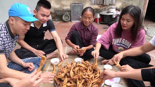 Bà Tân làm 10kg chân gà đãi con trai, người xem tò mò suốt clip Hưng Vlog không ló mặt-7