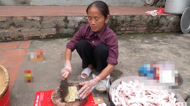 Bà Tân làm 10kg chân gà đãi con trai, người xem tò mò suốt clip Hưng Vlog không ló mặt-2