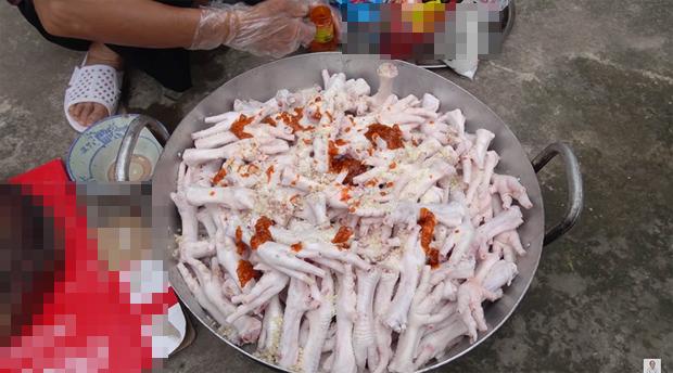 Bà Tân làm 10kg chân gà đãi con trai, người xem tò mò suốt clip Hưng Vlog không ló mặt-3