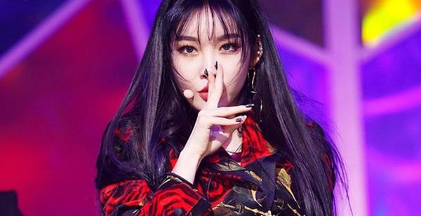 Chung Ha sinh ngày 9/2/1996, từng là thành viên của nhóm nhạc nữ Hàn Quốc I.O.I sau khi giành vị trí thứ 4 chung cuộc trong cuộc thi sống còn Producer 101 của đài Mnet. Cô từng có quãng thời gian là thực tập sinh tại JYP và đạt giải 3 tại cuộc tuyển chọn JYP Audition lần thứ 9. Khi I.O.I tan rã, Chung Ha hoạt động với tư cách nghệ sĩ solo.