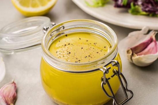 Làm sốt chanh hấp dẫn cho món salad ức gà