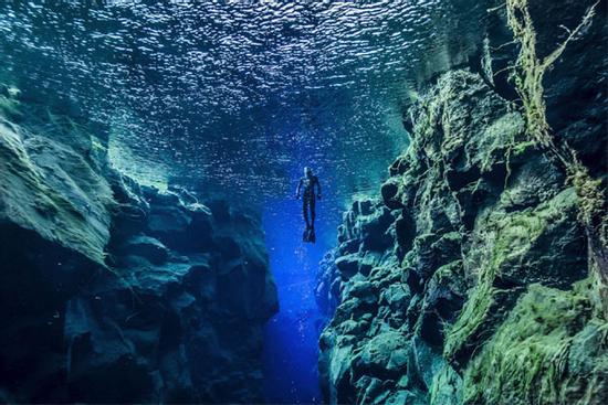 Nơi duy nhất bạn có thể chạm tay vào hai lục địa cùng lúc