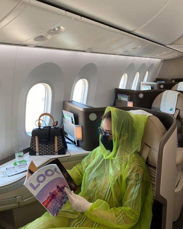 Khi Trường Giang tự cách ly, mẹ bỉm Nhã Phương bảo vệ mình bằng áo mưa kín không kẽ hở-4