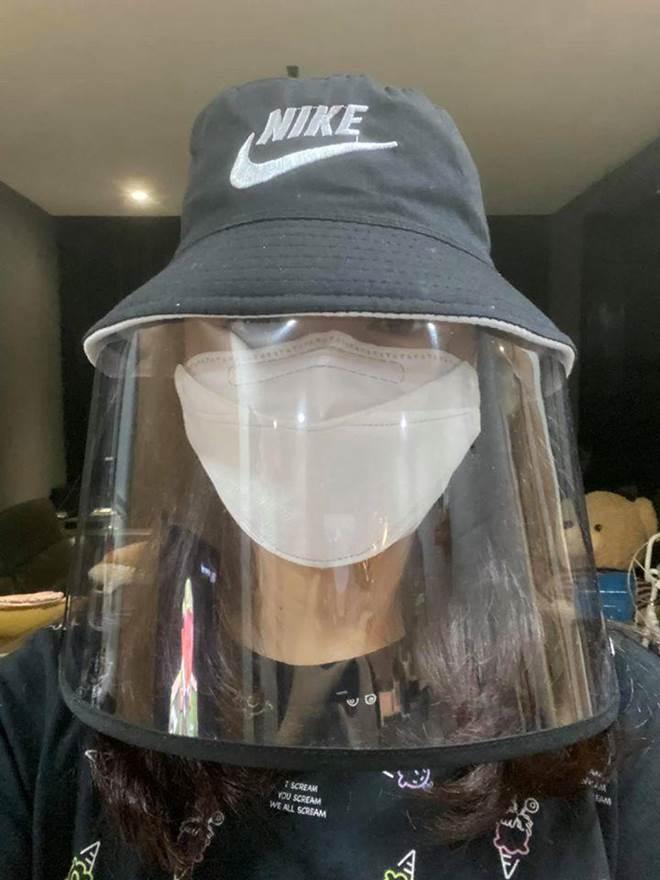 Khi Trường Giang tự cách ly, mẹ bỉm Nhã Phương bảo vệ mình bằng áo mưa kín không kẽ hở-7