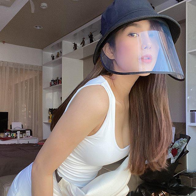 Khi Trường Giang tự cách ly, mẹ bỉm Nhã Phương bảo vệ mình bằng áo mưa kín không kẽ hở-8