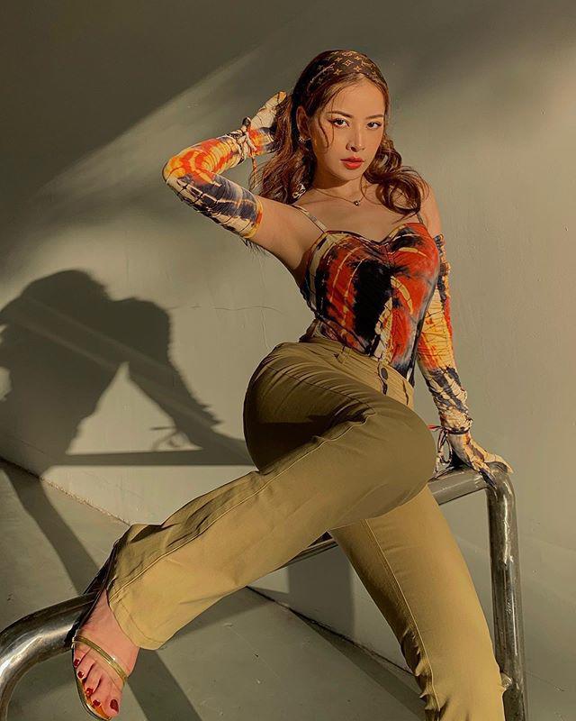 Khi Trường Giang tự cách ly, mẹ bỉm Nhã Phương bảo vệ mình bằng áo mưa kín không kẽ hở-11