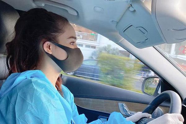 Ra phố mùa dịch: Phạm Băng Băng bịt kín mặt, mỹ nhân Việt mặc hẳn áo mưa lên máy bay-15