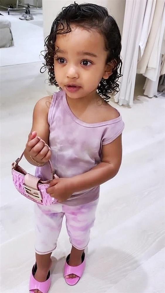 Cho con gái 2 tuổi xách túi Fendi, đi giày cao gót cực sành điệu, Kim Kardashian không ngớt lời khen con trông quá đáng yêu-1